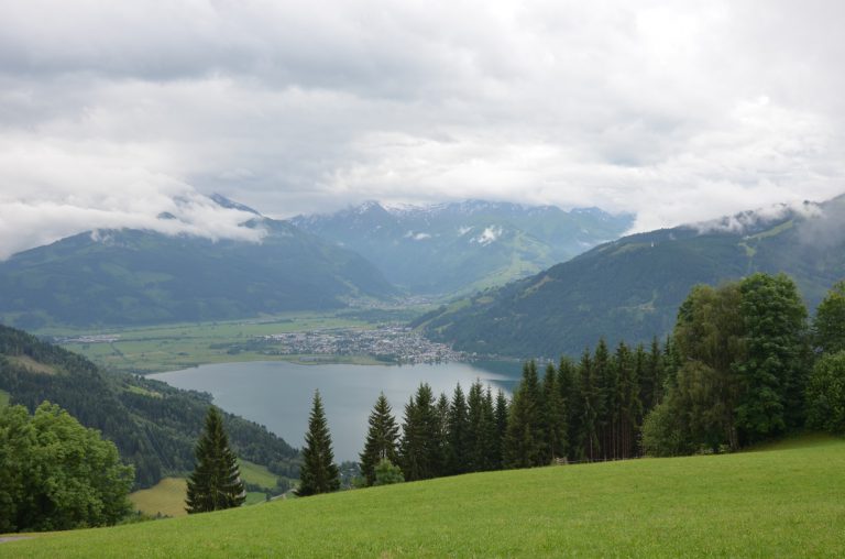 Výhled na Zell am See jako z pohlednice